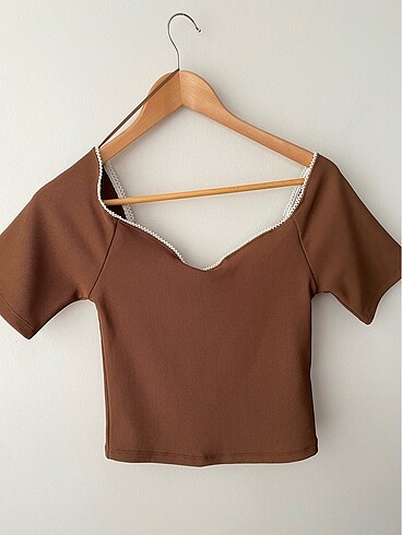 xl Beden Kahverengi inci detaylı kalp yaka crop bluz