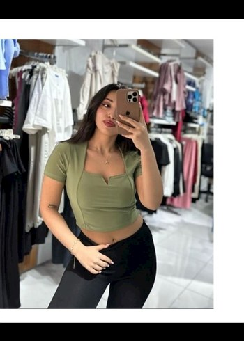 V Yaka Kısa Kollu Haki Crop yesil ve krem rengi mevcut
