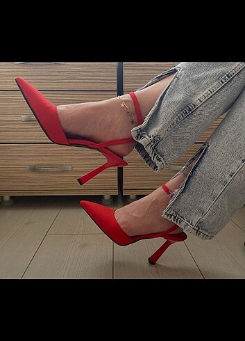 Kırmızı stiletto topuklu ayakkabı