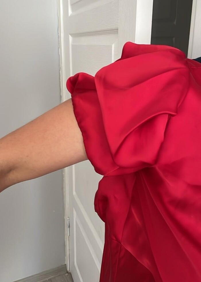 Kırmızı saten abiye - Görsel 4