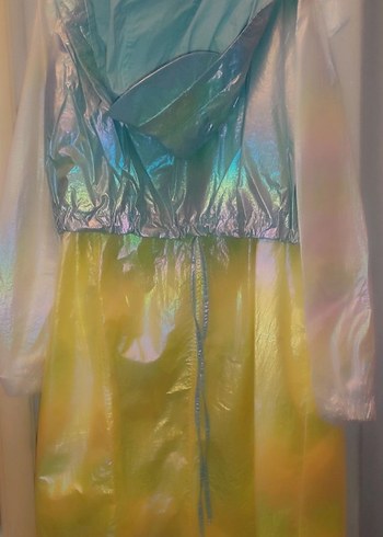 Sarı Parlak Uzun Bağcıklı Kadın Yağmurluk - Görsel 3