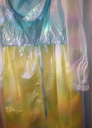 Sarı Parlak Uzun Bağcıklı Kadın Yağmurluk - Görsel 2