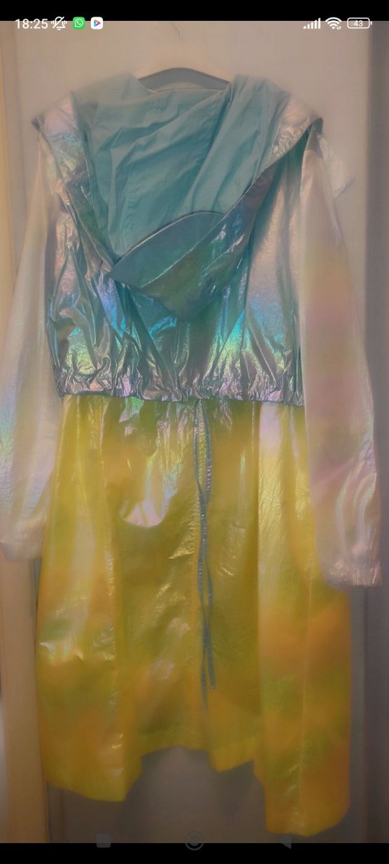 Sarı Parlak Uzun Bağcıklı Kadın Yağmurluk - Görsel 3