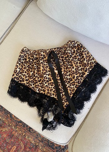 Dantel Detaylı Leopar Desenli Mini Şort