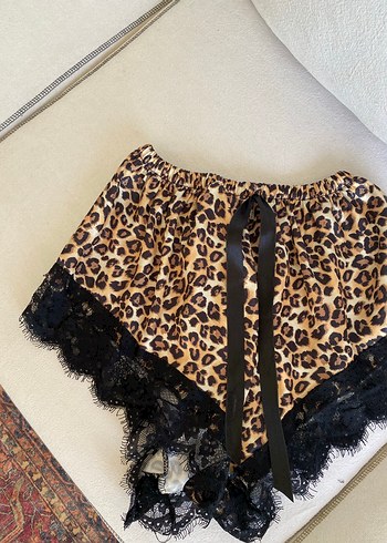 Penti Dantel Detaylı Leopar Desenli Mini Şort