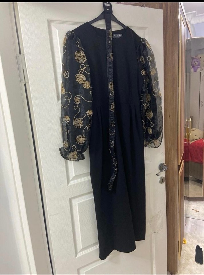 Kemerli Siyah Nakışlı Uzun Elbise - Görsel 3