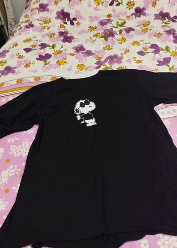Siyah yırtmaç detay tshirt