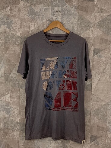 Diğer T-shirt %70 İndirimli.