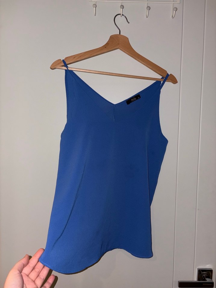 Mavi V Yaka Kadın İnce Askılı Bluz - Görsel 3