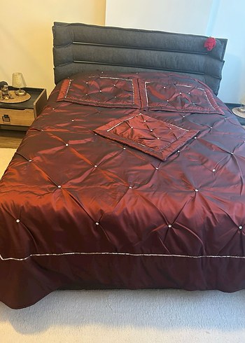 Bordo Nakışlı Yatak Örtüsü