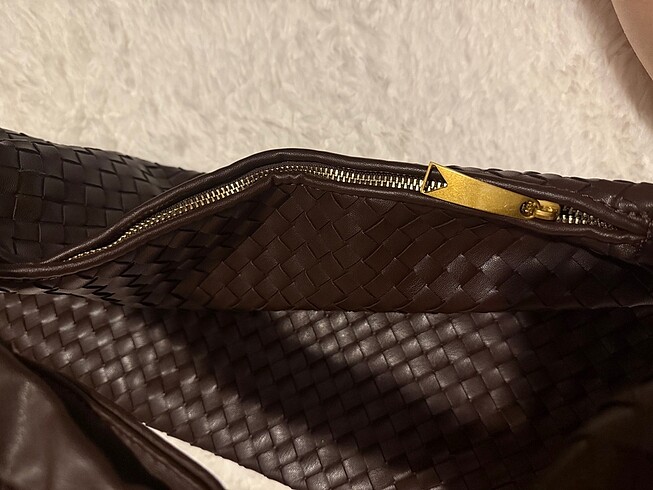 Bottega Veneta model Akalite Koyu Bordo Intrecciato Deri