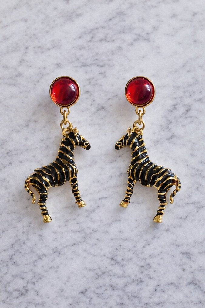 Kırmızı Boncuklu Zebra Figürlü Midi Küpeler - Görsel 2