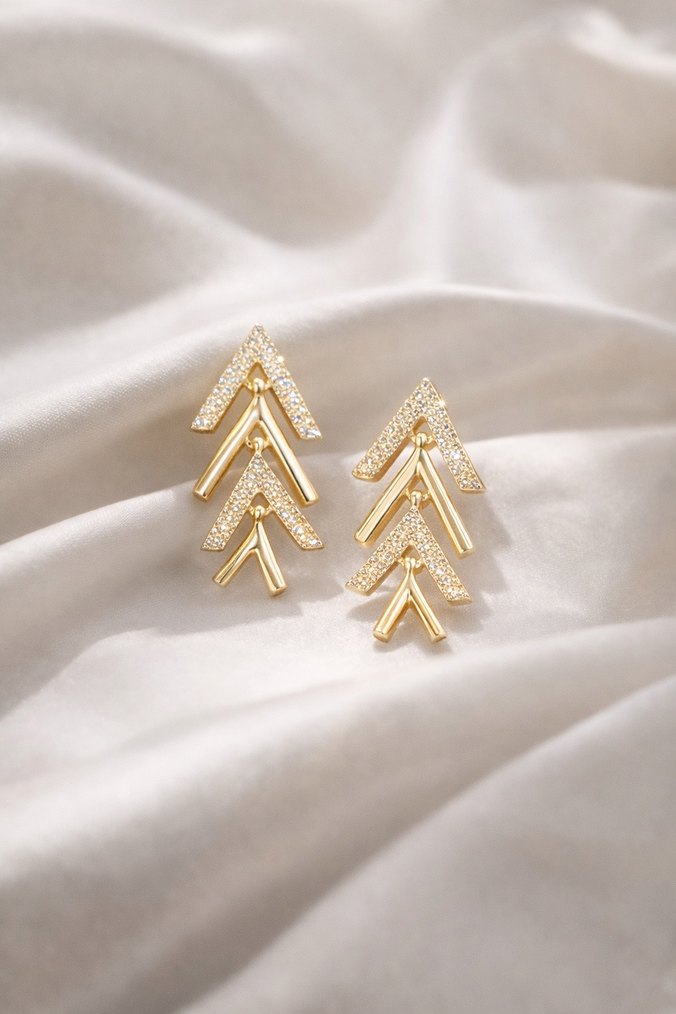 Altın Renkli Sallantılı Küpe - Görsel 5