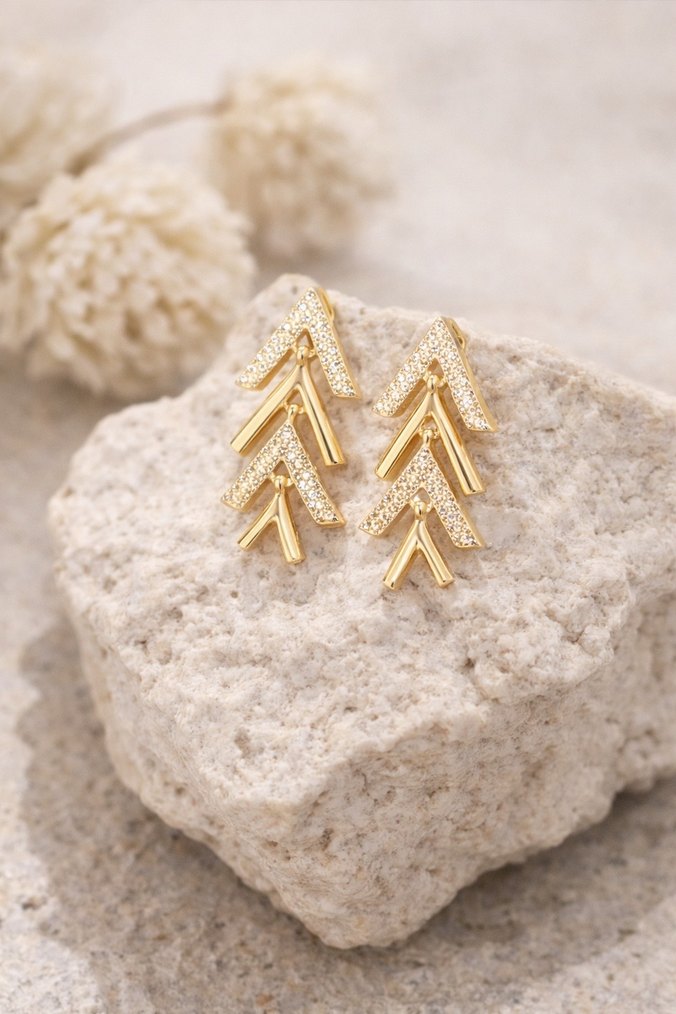 Altın Renkli Sallantılı Küpe - Görsel 3