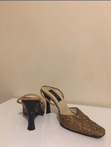 boncuk işleme detaylı gold topuklu ayakkabı