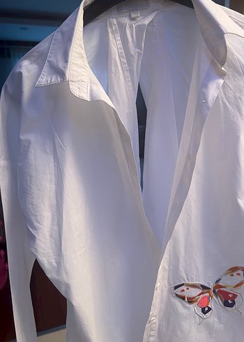 Sırt detaylı  kelebek işlemeli gömlek - Görsel 2