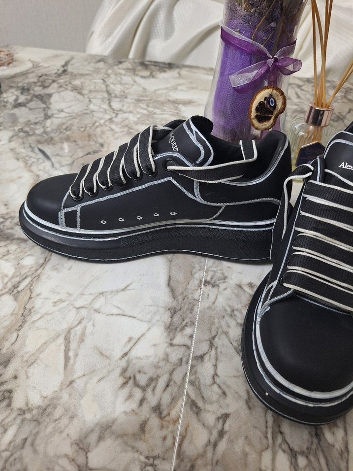 Alexander McQueen Siyah-Beyaz Sneaker — görsel 2/4