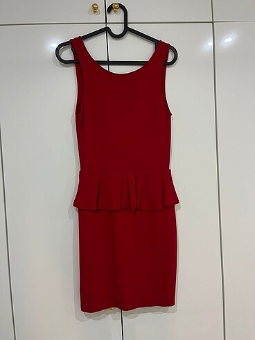 Kırmızı sırt detaylı elbise