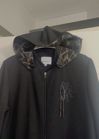 Siyah Yılan Desenli Kapüşonlu Uzun Kadın Kaban - Görsel 3