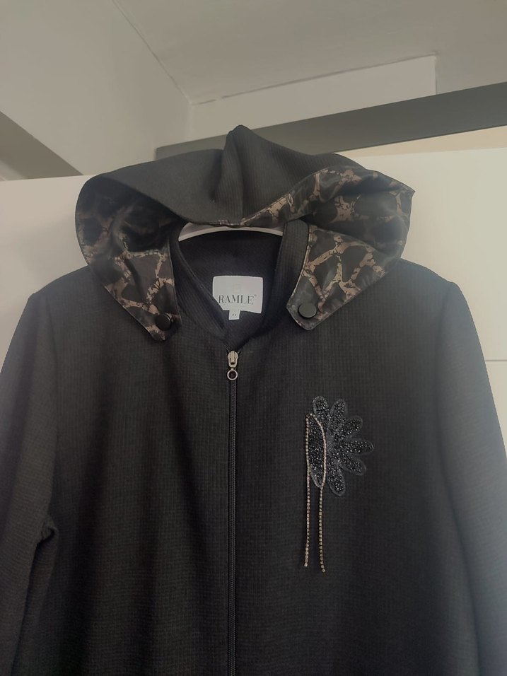 Siyah Yılan Desenli Kapüşonlu Uzun Kadın Kaban - Görsel 3