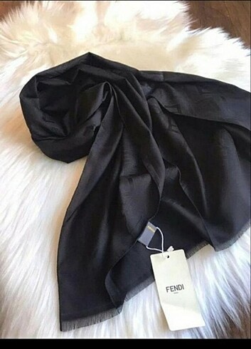Fendi Jakarlı ipek şal 