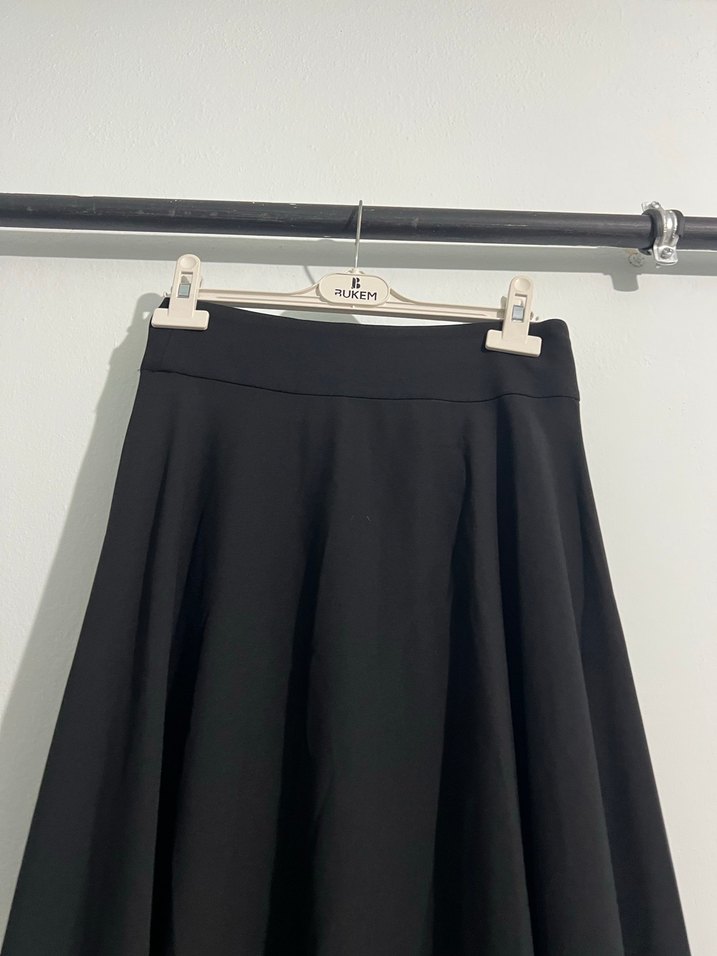 Siyah Dökümlü Kadın Uzun Etek - Görsel 3