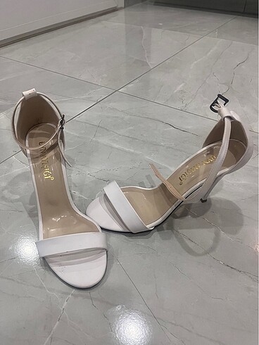 Beyaz stiletto