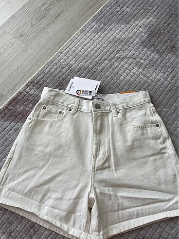 38 Beden beyaz Renk Pull and bear mom jean şort