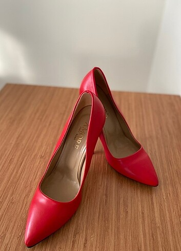 Kırmızı topuklu ayakkabı 