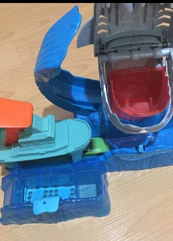 hotwheels köpek balığı oyuncağı içinde renk değiştiren arabası v