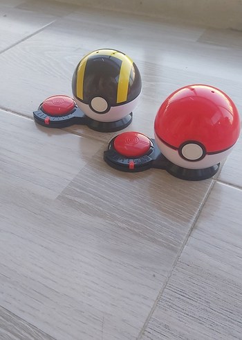 Kırmızı ve Siyah Renkli Pokeball Figürleri