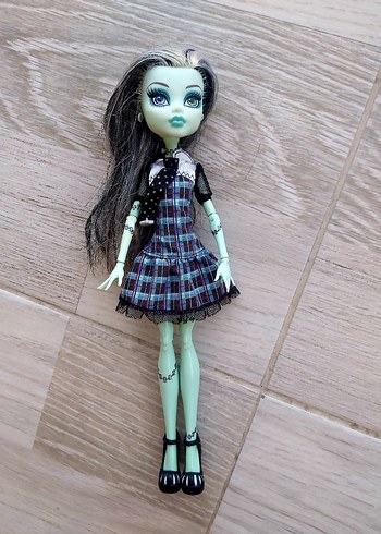 Monster High Gri ve koyu renkli bebek