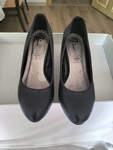Siyah kadın klasik topuklu ayakkabı