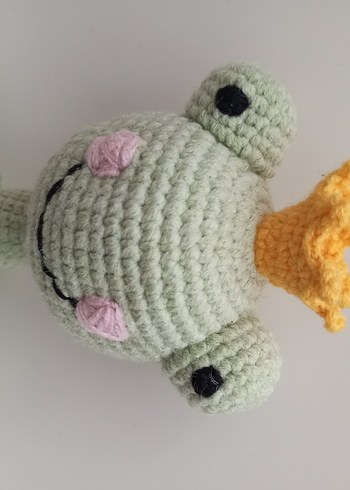 Amigurumi Taçlı Gri Örgü Kurbağa Peluş Oyuncak - Görsel 3