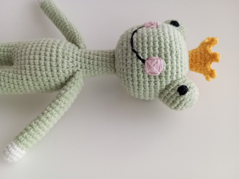 Amigurumi Taçlı Gri Örgü Kurbağa Peluş Oyuncak - Görsel 2