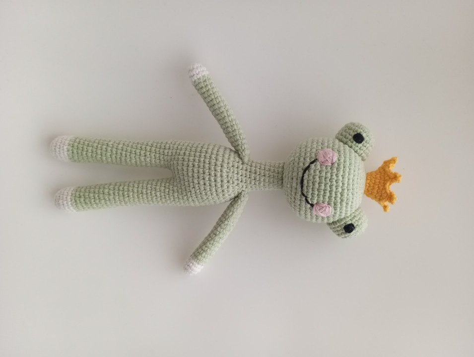 Amigurumi Taçlı Gri Örgü Kurbağa Peluş Oyuncak - Görsel 5