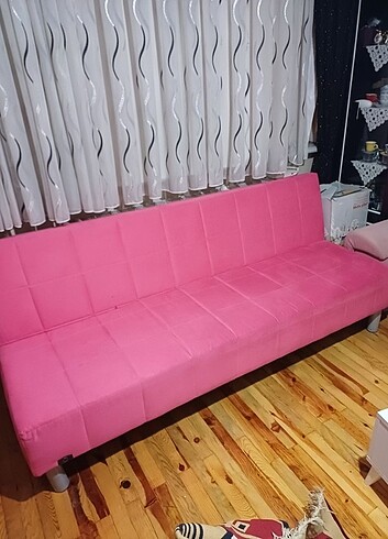 Koltuk aynı zamanda açılıp yatak oluyor