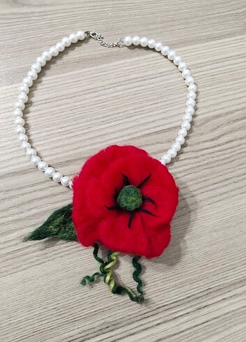 Keçe güllü inci kolye
