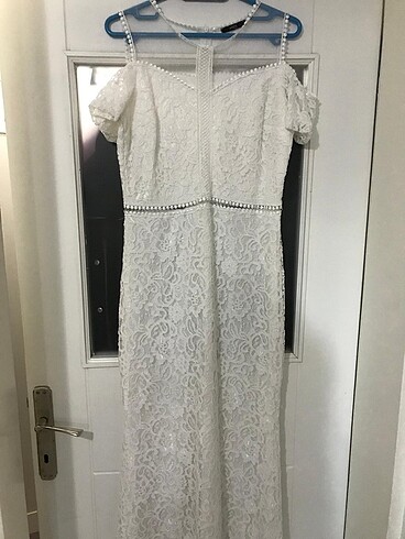 Beyaz dantel detaylı balık model elbise