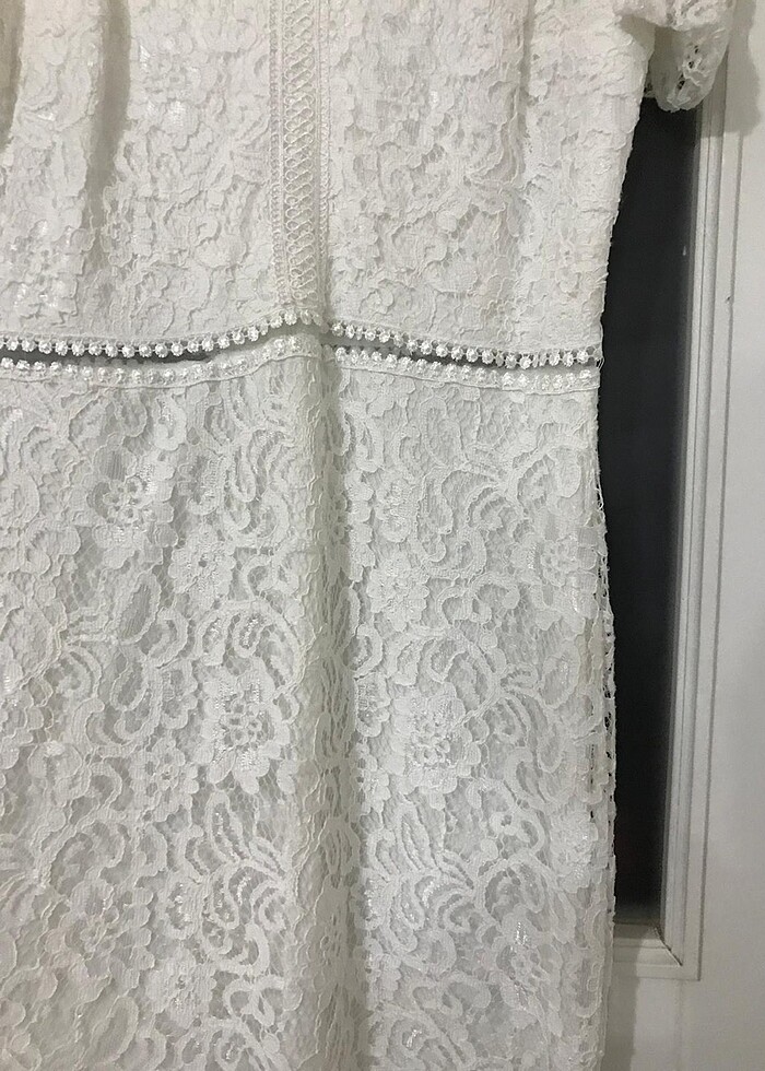 Beyaz dantel detaylı balık model elbise - Görsel 3