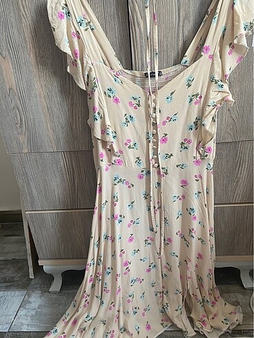 Krem rengi pembe çiçekli yırtmaçlı elbise kol detaylı