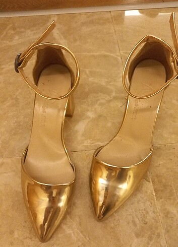 Gold topuklu ayakkabı 