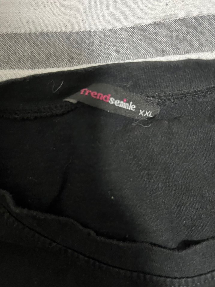 Siyah Baskılı Tişört - Görsel 3