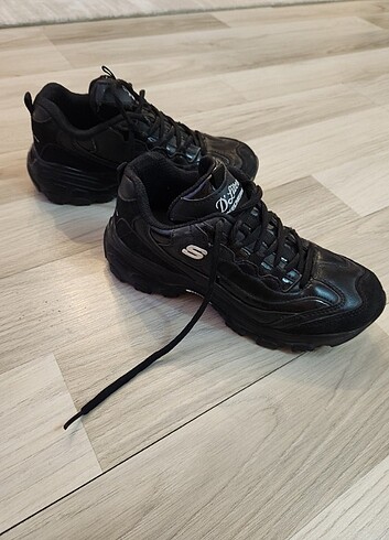 Skechers Orijinale çok yakın skechers ayakkabi