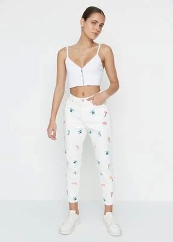 TrendyolMilla Çiçek Nakışlı Beyaz Mom Jeans - Görsel 6