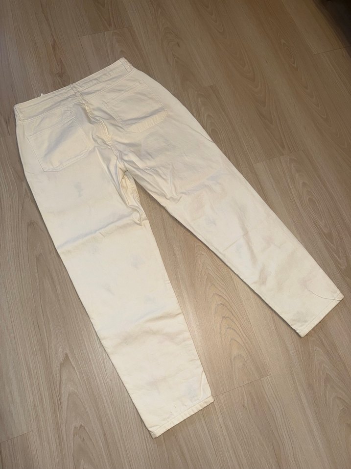 TrendyolMilla Çiçek Nakışlı Beyaz Mom Jeans - Görsel 3