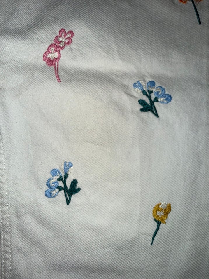 TrendyolMilla Çiçek Nakışlı Beyaz Mom Jeans - Görsel 4