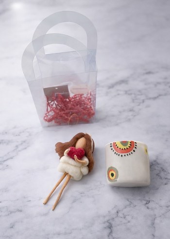 Renkli Hediye Seti: Kupa ve asılabilir Bebek Figürü - Görsel 2