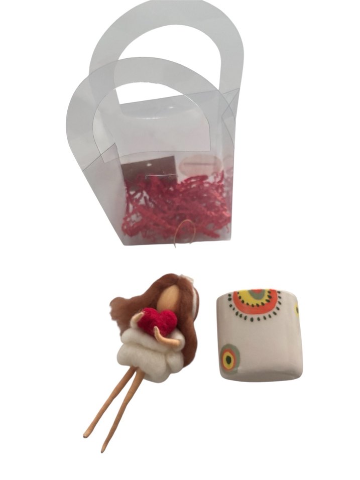 Renkli Hediye Seti: Kupa ve asılabilir Bebek Figürü - Görsel 3