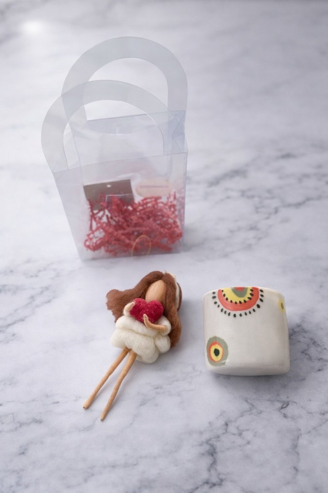 Renkli Hediye Seti: Kupa ve asılabilir Bebek Figürü - Görsel 2